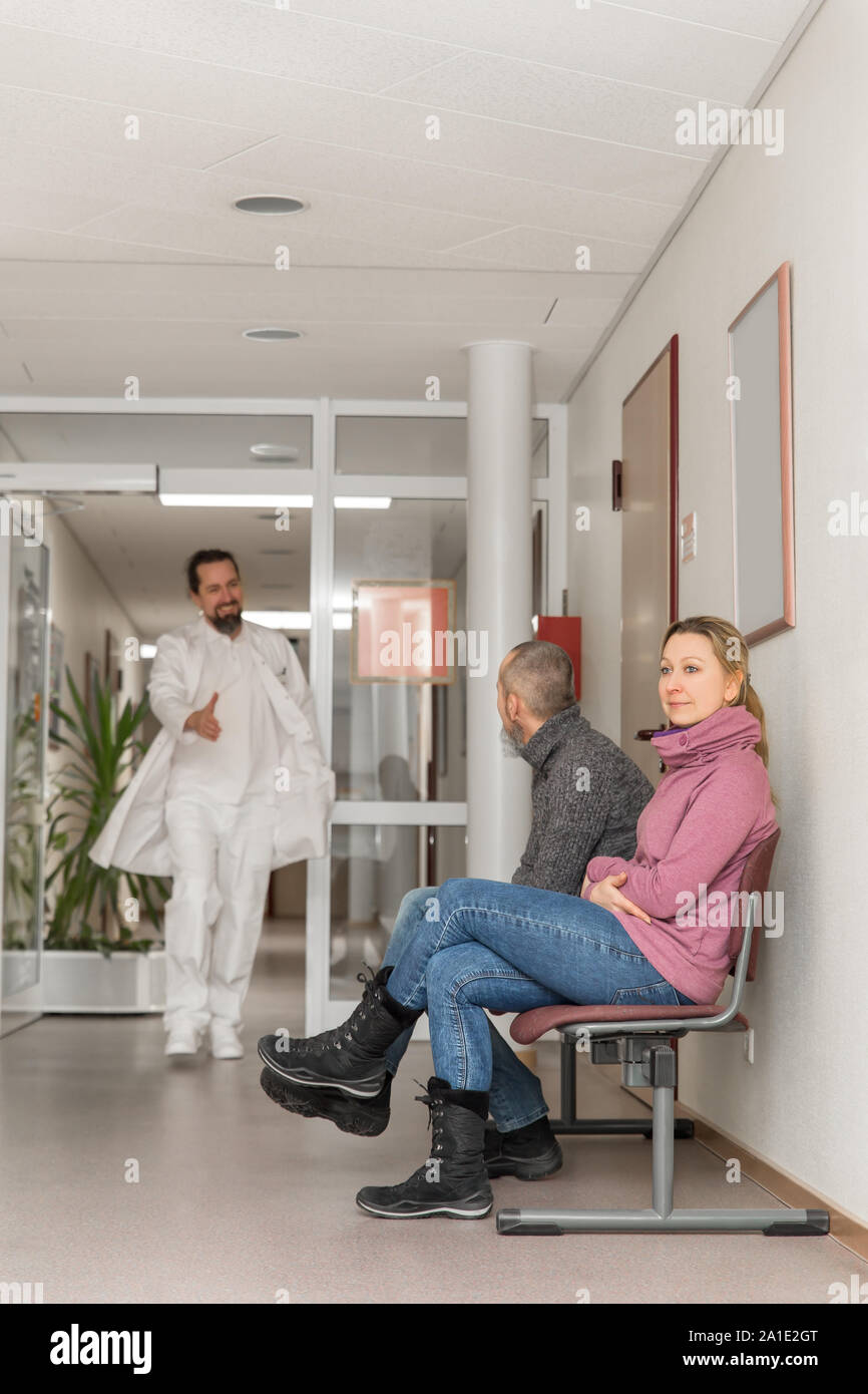 Arzt oder Chirurg gibt eine Frau ein Handshake im Flur oder Wartezimmer eine Klinik oder eine private Praxis Stockfoto