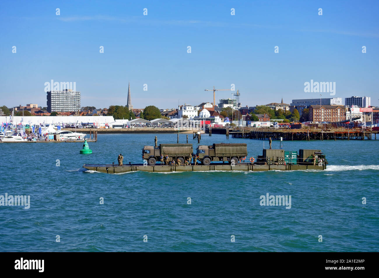 Motorbetriebene schwimmende Plattform, Militärfahrzeuge und liefert an den Southampton Docks, England Stockfoto
