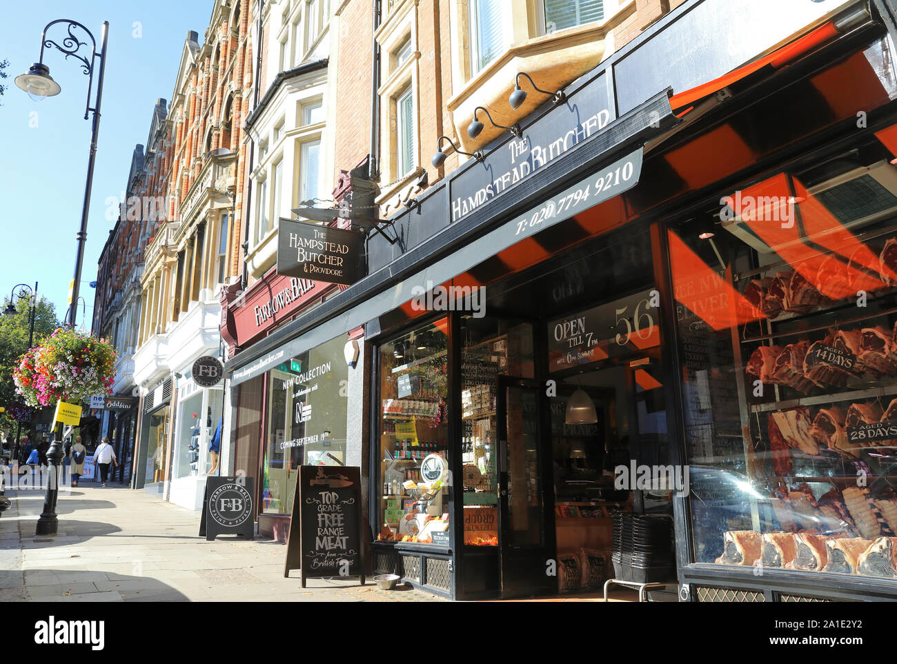 Das Hampstead Bucher und andere Geschäfte auf Luxushotels Rosslyn Hill, in Hampstead, London, UK Stockfoto