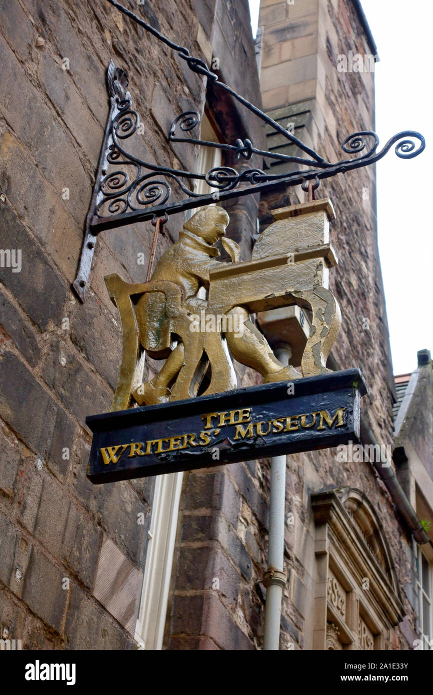 Zeichen außerhalb des Writers Museum in Edinburgh, Schottland, Großbritannien Stockfoto