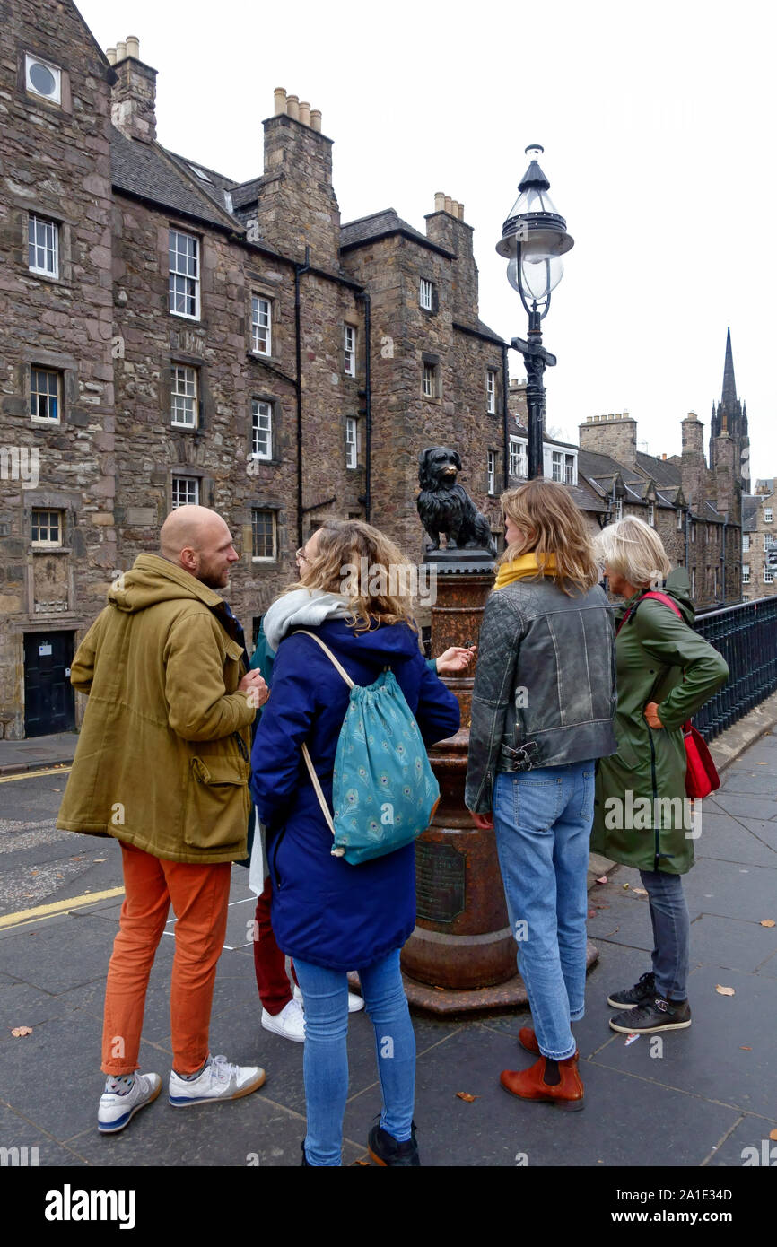 Touristen in der greyfriars Bobby Statue an der Ecke der Kerzenmacher Zeile und George IV Bridge in Edinburgh, Schottland suchen Stockfoto
