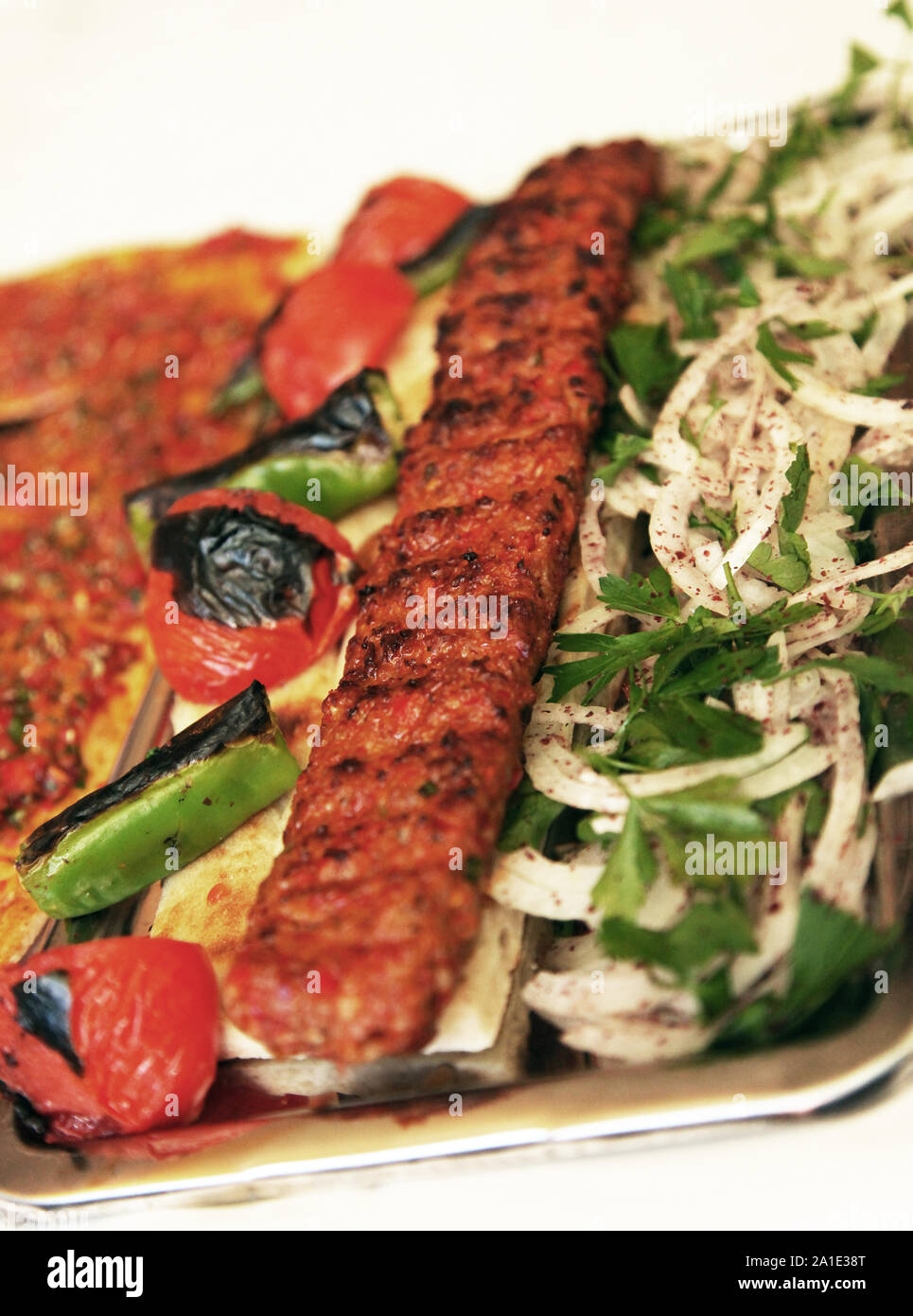 Türkischen Kebab mit Türkische Pizza (Lahmacun) auf dem Tisch im