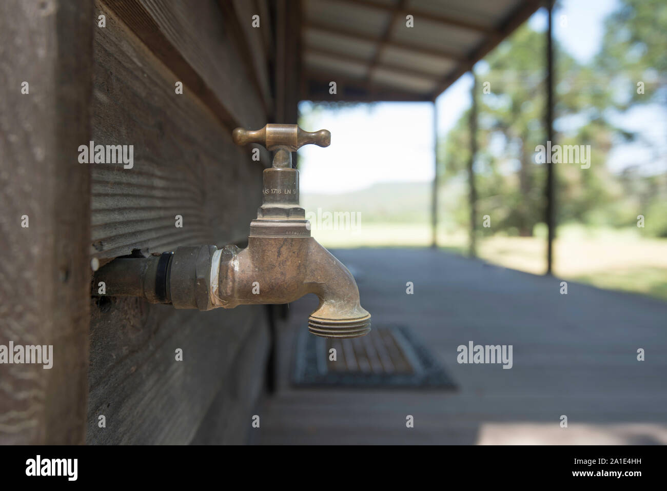 Ein außen Messing tippen oder Hahn zu einem hölzernen Holzhaus in Australien befestigt Stockfoto