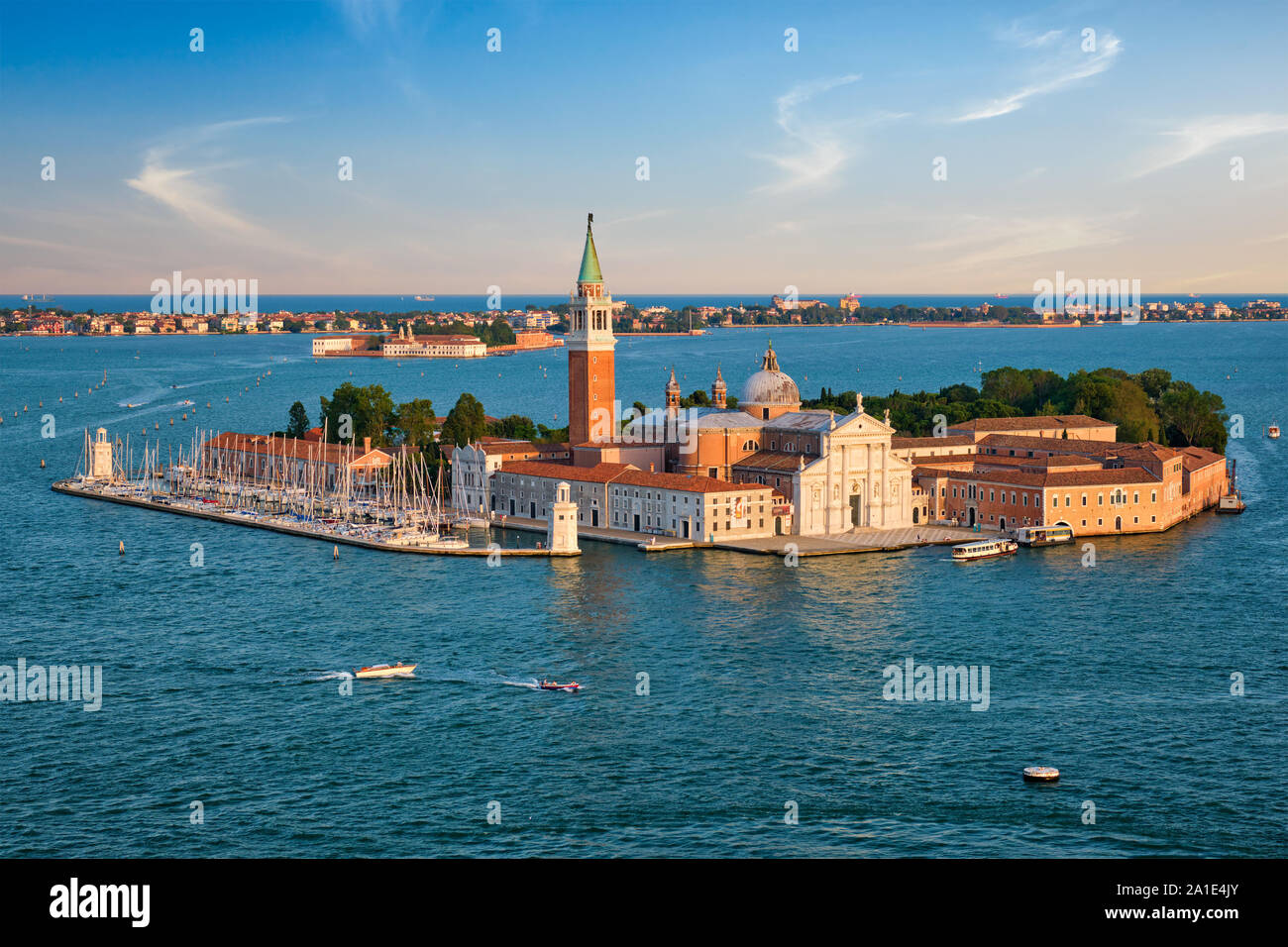 Blick auf die Lagune von Venedig mit Booten und San Giorgio di Maggiore Kirche. Venedig, Italien Stockfoto