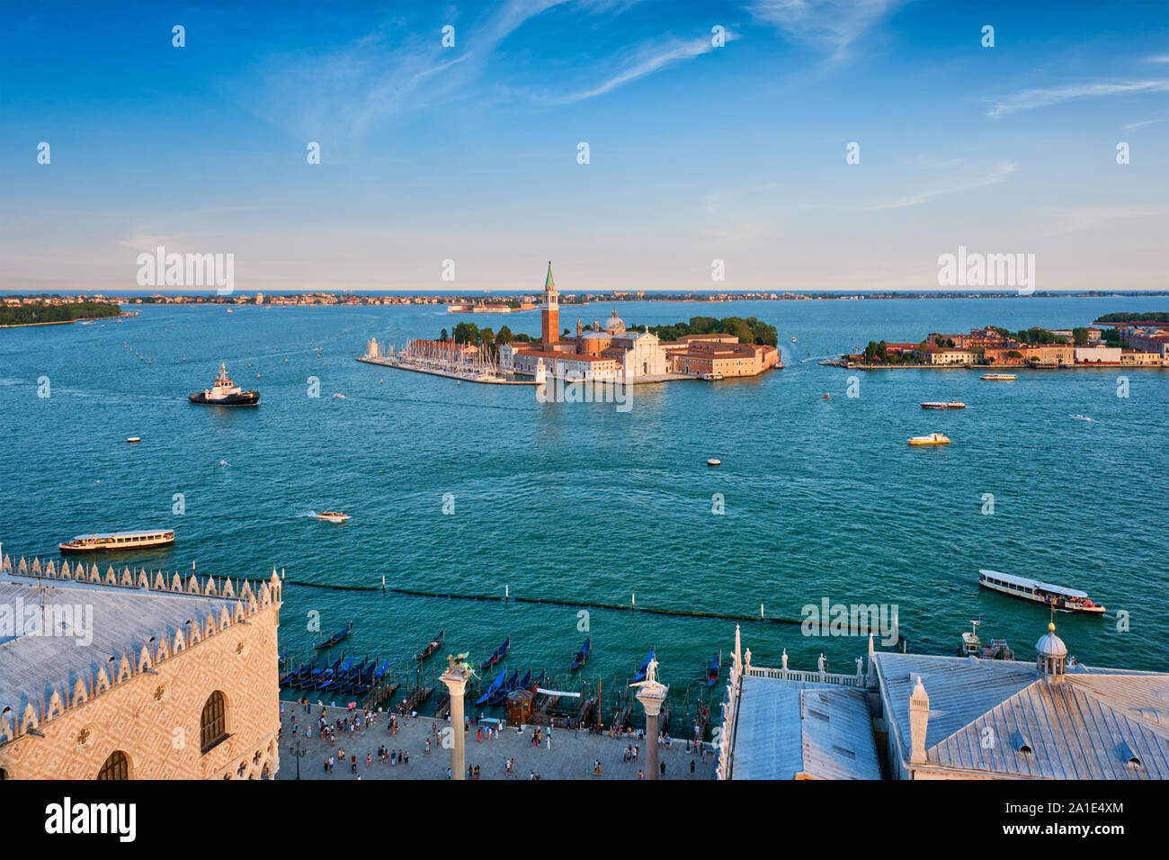 Blick auf die Lagune von Venedig mit Booten und San Giorgio di Maggiore Kirche. Venedig, Italien Stockfoto