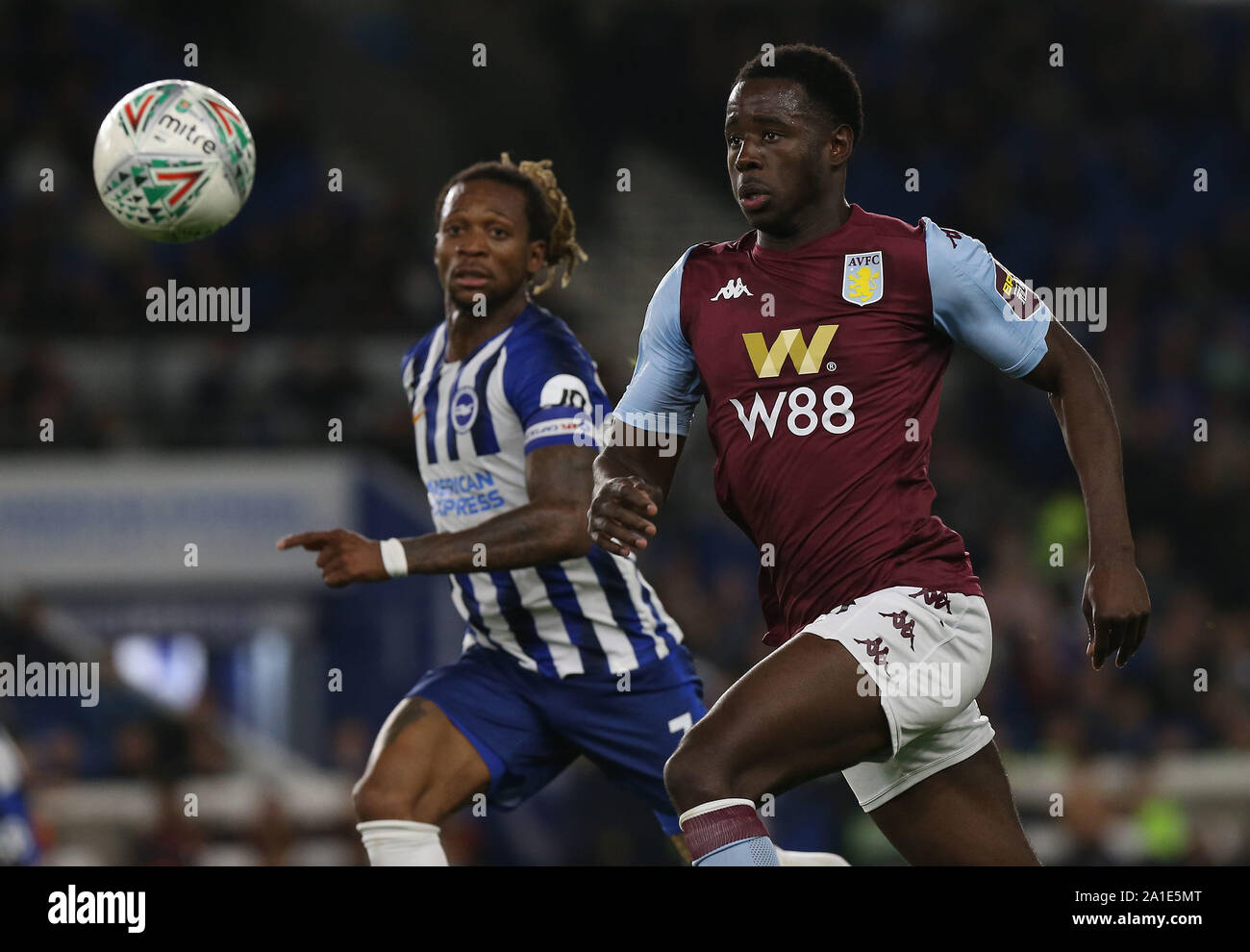 Brighton, UK. 25. September 2019 in Brighton Gaëtans Bong mias Für den Ball gegen die Villa Keinan Davis während der carabao Cup dritten Runde zwischen Brighton & Hove Albion und Aston Villa an der American Express Community Stadion in Brighton. Credit: James Boardman/TPI/Alamy leben Nachrichten Stockfoto