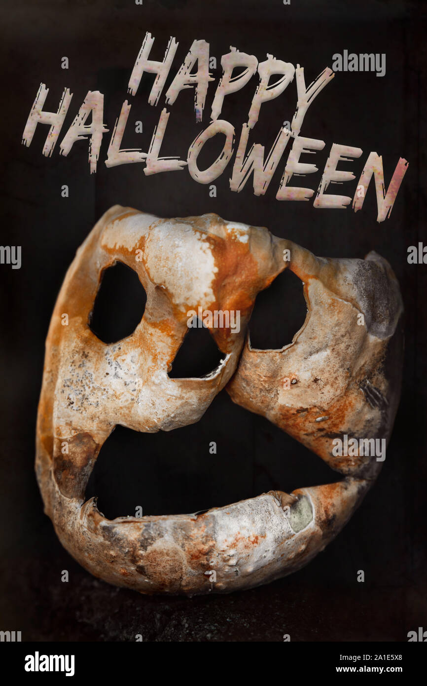 Spooky und Scary Pumpkin Gesicht vor Schwarz mit Happy Halloween Text Stockfoto