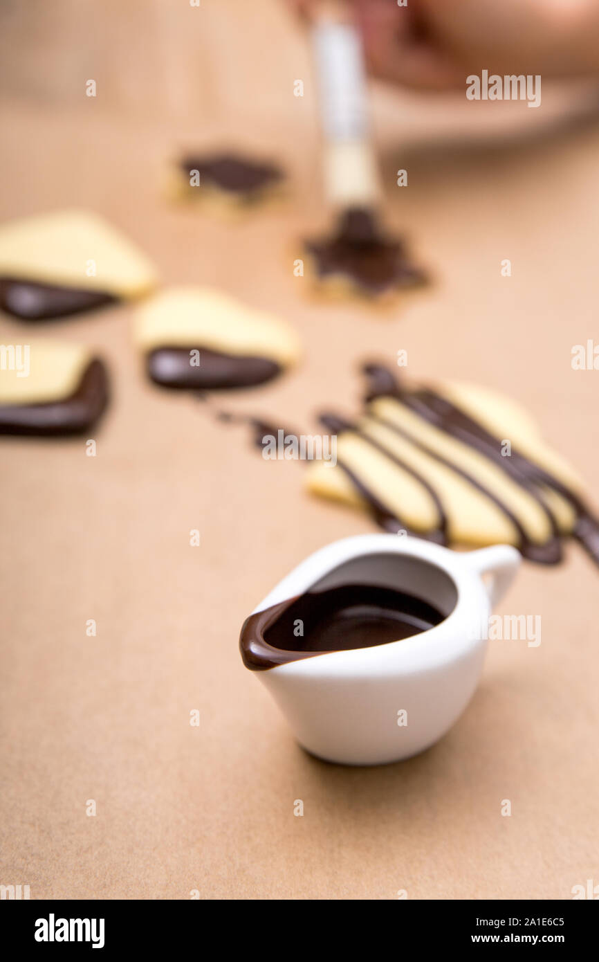 Kekse oder Cookies mit dunkler Schokolade glasieren eingerichtet, Zucker Bäckerei Stockfoto