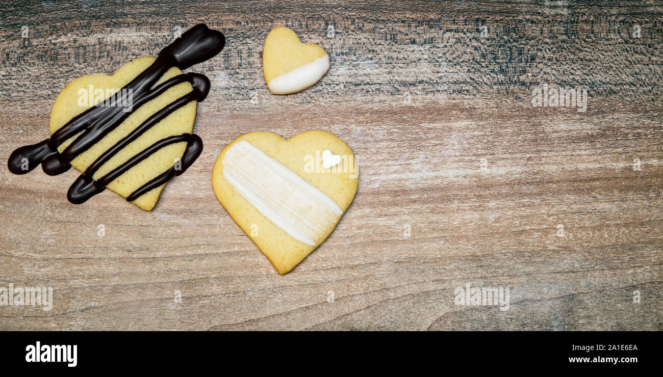 Drei Herzen Form cookies mit schwarzer und weißer Zuckerguss, Copyspace, Schneidwerk Stockfoto