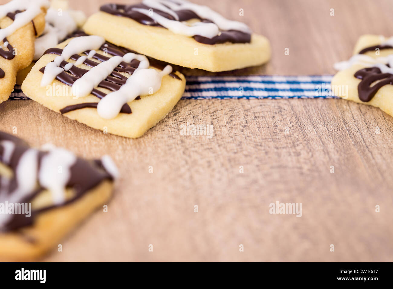 Feine selbstgemachte Cookies mit weißer und dunkler Schokolade auf Holzuntergrund, Copyspace Stockfoto