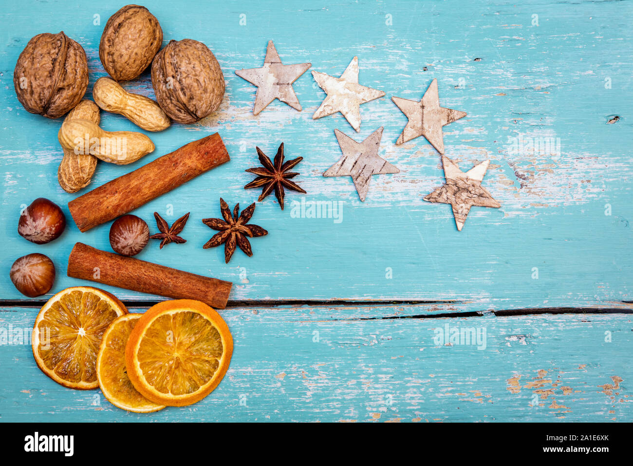 Hintergrund mit Zutaten für Lebkuchen oder wassail auf Blau Holztisch Stockfoto