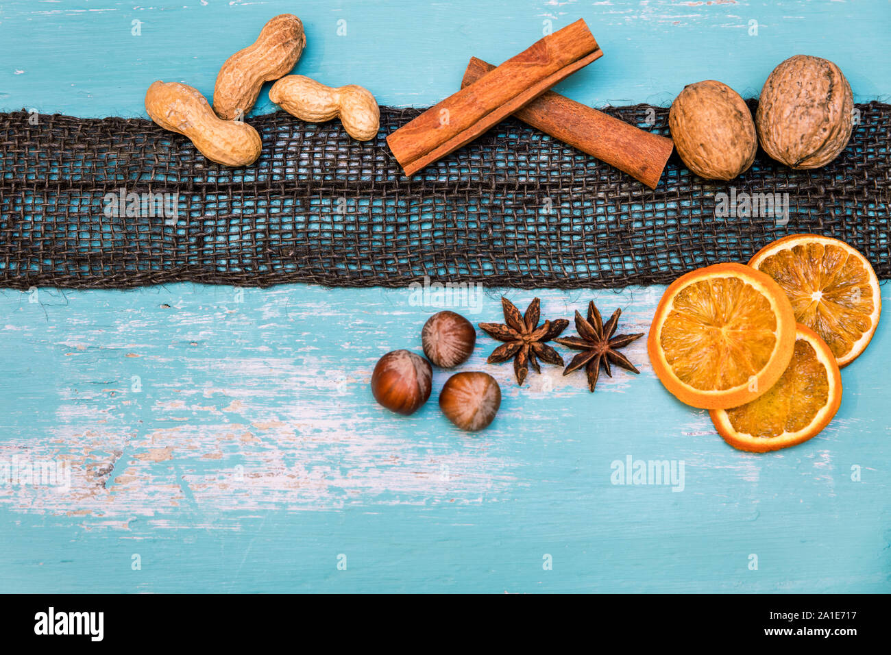 Flatlay, winter Gewürze für Glühwein oder Lebkuchen auf Blau shabby chic Tisch, Copyspace Stockfoto