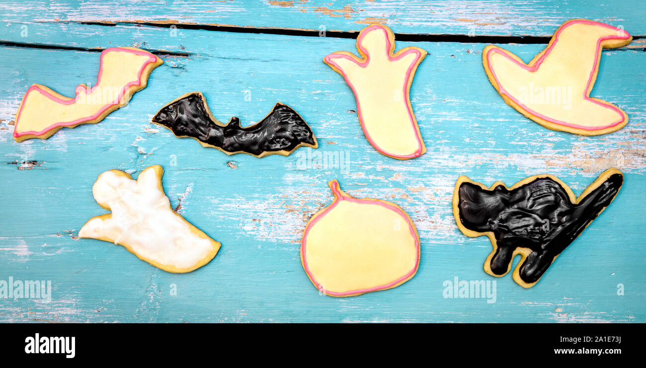 Cookies mit unterschiedlichen Halloween Gestaltung auf Blau Holztisch mit shabby chic Stockfoto