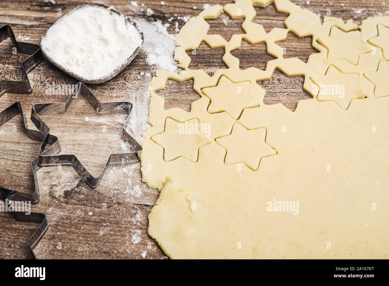 Weihnachtsbäckerei mit Cookie Dough, Cookie Cutter und Mehl, Copyspace Stockfoto