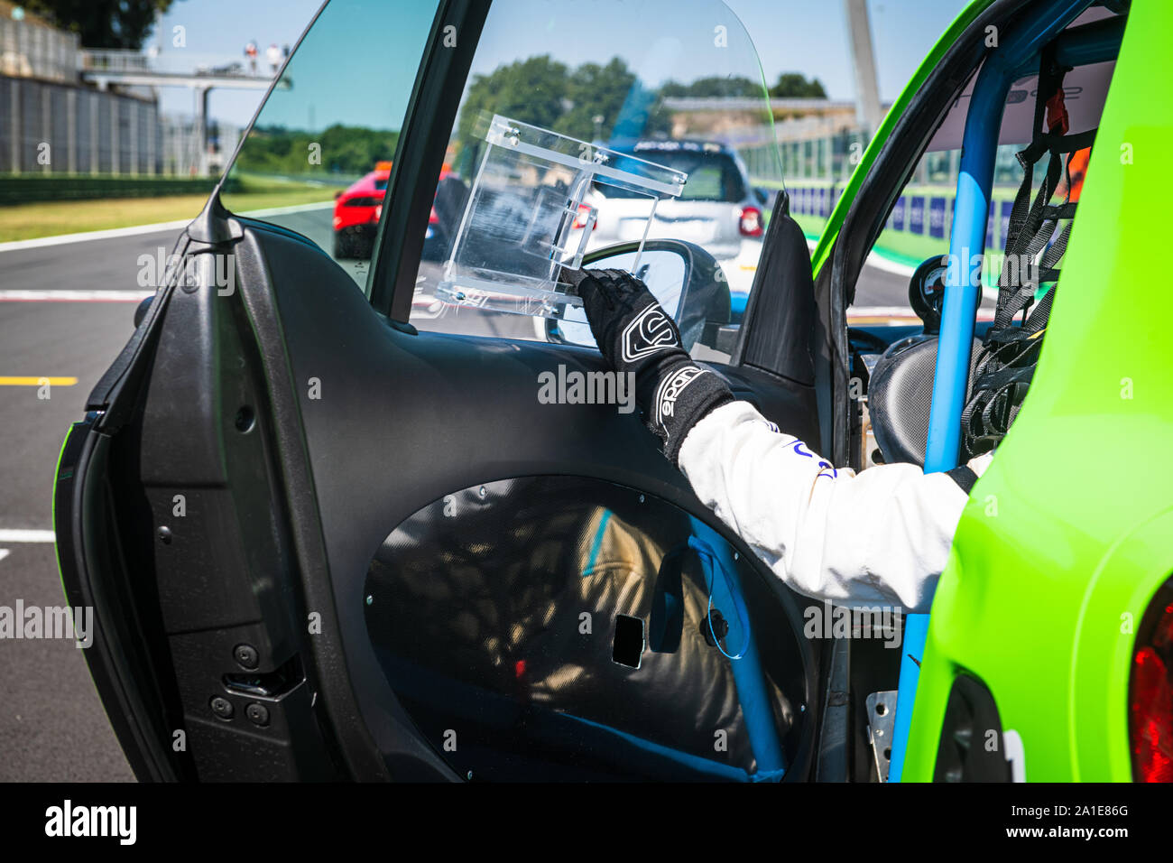 Vallelunga, Italien am 14. September 2019. Ansicht der Rückseite des Fahrer des smart electric motor racing Auto bereit für den Start im Stromkreis Stockfoto