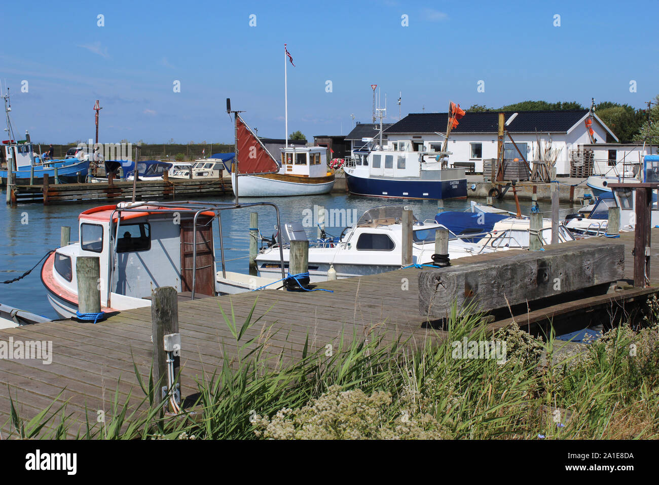 TARS, Dänemark, 18. Juli 2019: Die kleine und pittoreske Tars angeln Yachthafen und den Hafen auf der Insel Lolland in Dänemark. Eine hübsche Reisen destinatio Stockfoto
