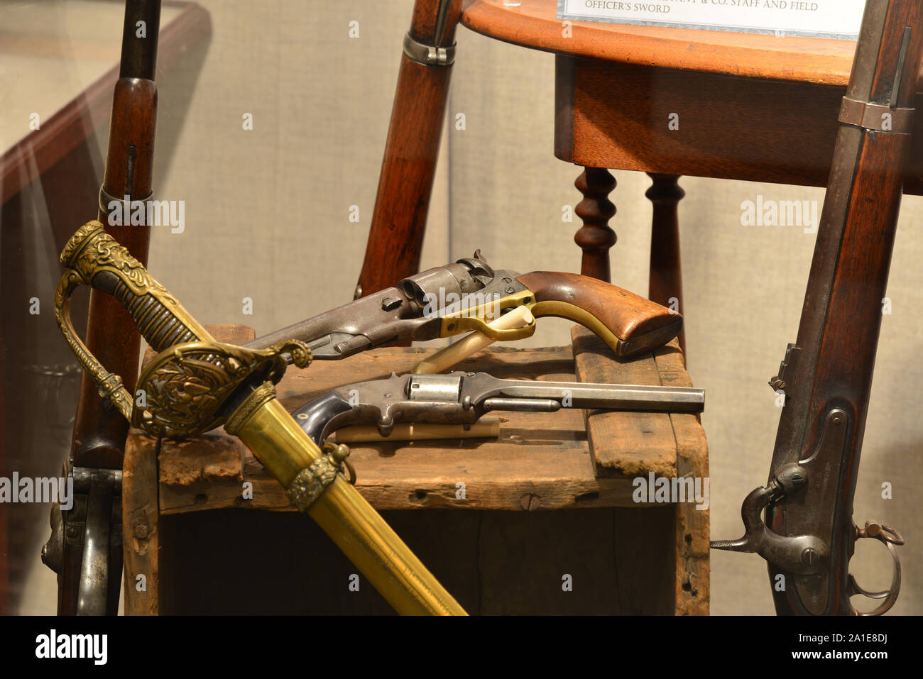 Percussion Revolver und Schwert aus dem Amerikanischen Bürgerkrieg. Stockfoto