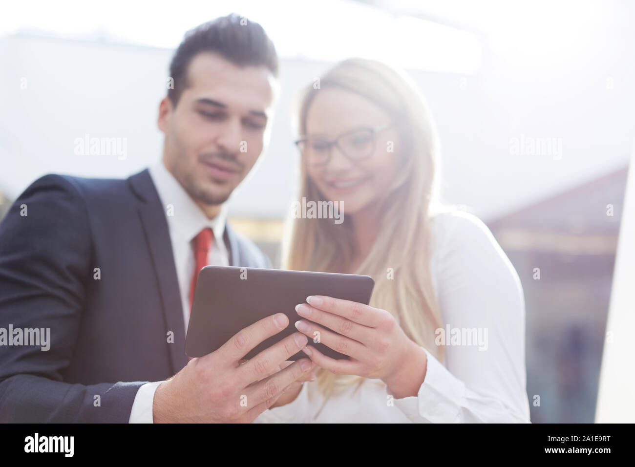 Glückliche junge Geschäftsleute lesen auf digital Tablet in Innenräumen, selektiven Fokus Stockfoto