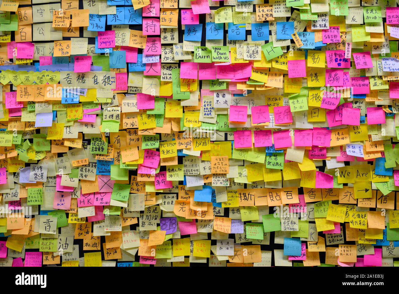 Lennon Mauer an der City University Hongkong. 25. September 2019. Dies ist einer von vielen Orten, hat Lennon Wände mit Postern, Nachrichten und Grafitti, um Hongkong zu finden sind. Stockfoto