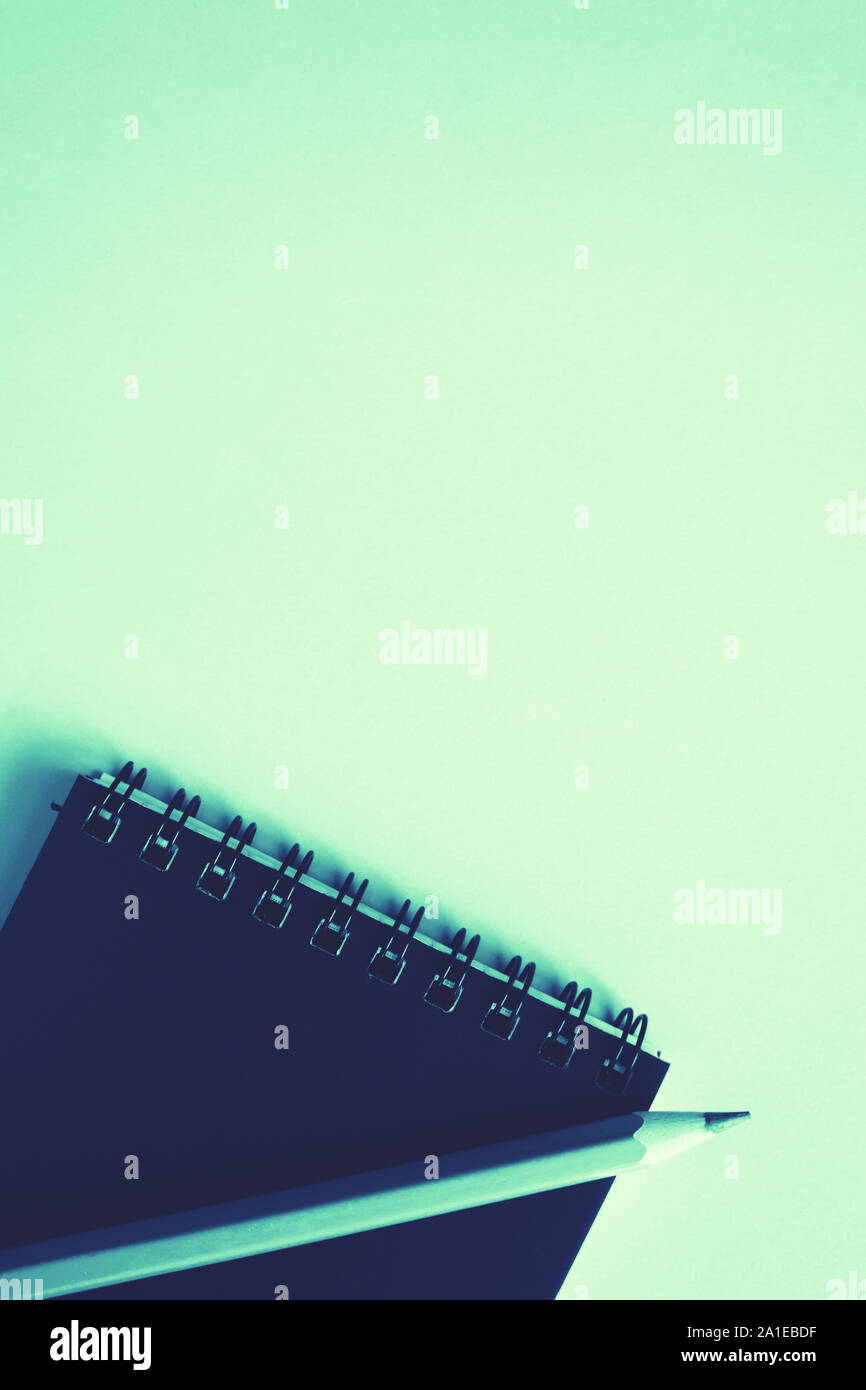 Dunkelblau Notebook, einen blauen pensil am trendigen Minze Hintergrund. Zurück zum Konzept der Schule. Bis Mock, flach. Stockfoto