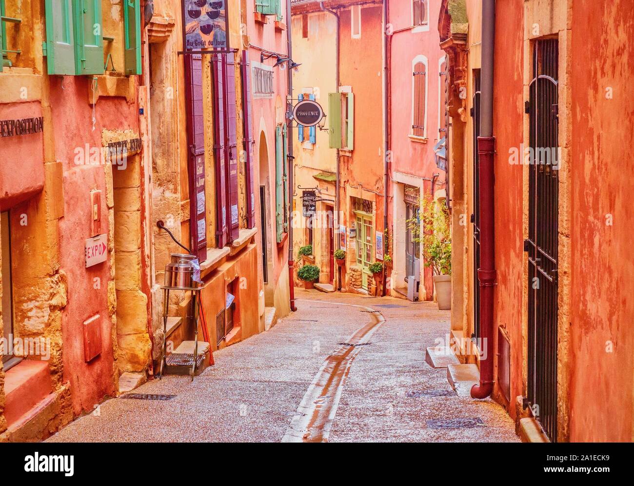 Eine schmale Straße in die schöne französische Dorf Roussillon, wo die Gebäude der lokal gewonnenen Ocker hergestellt werden und es wird gesagt, dass es gibt 17 di Stockfoto