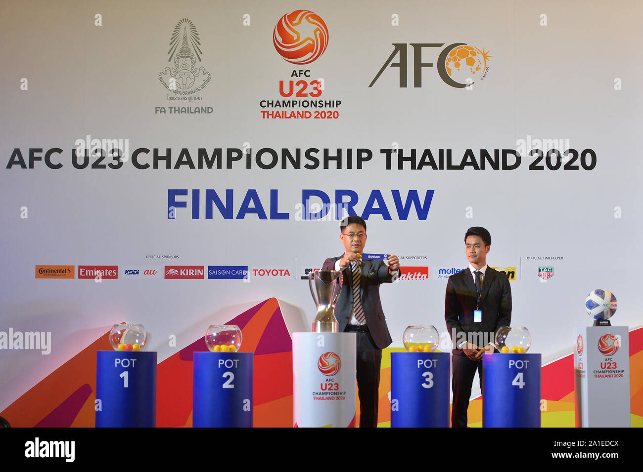 Bangkok, Thailand. 26 Sep, 2019. Das Ergebnis ist bei der abschließenden Verlosung der AFC U23-Meisterschaft in Bangkok, Thailand, Sept. 26, 2019 gezeigt. Quelle: Xinhua/Rachen Sageamsak Stockfoto