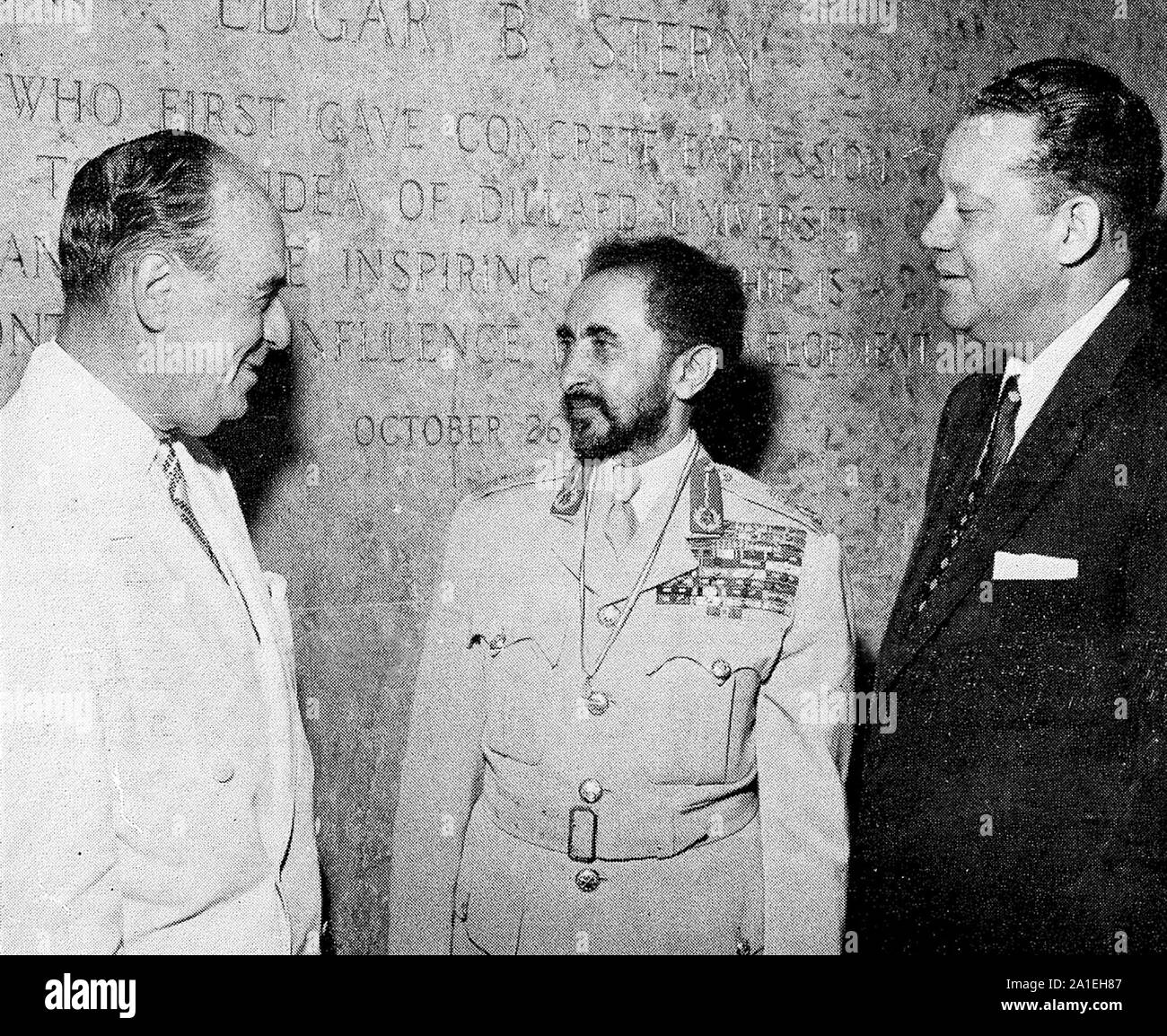 Ich Kaiser Haile Selassie von Äthiopien, stehend mit Edgar B. Stern und Dr. Albert W. Dent (ehemaliger Präsident von Dillard University). 1954. Stockfoto