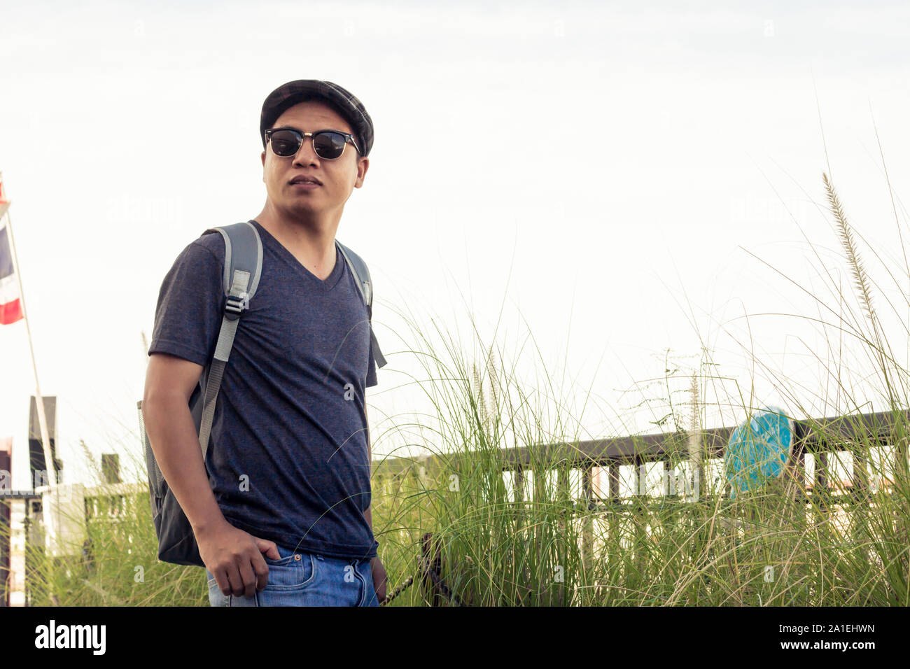 Mann, Sonnenbrille und einen Hut mit einer Umhängetasche in das Konzept der Touristen. Männer tragen ein T-Shirt und Jeans mit Lebensstil zu Touristen. Stockfoto