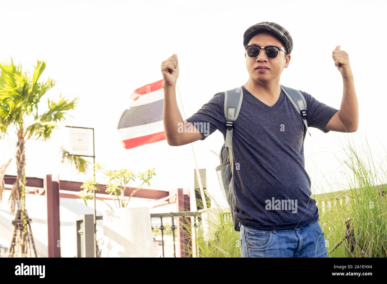 Mann, Sonnenbrille und einen Hut mit einer Umhängetasche in das Konzept der Touristen. Männer tragen ein T-Shirt und Jeans mit Lebensstil zu Touristen. Stockfoto