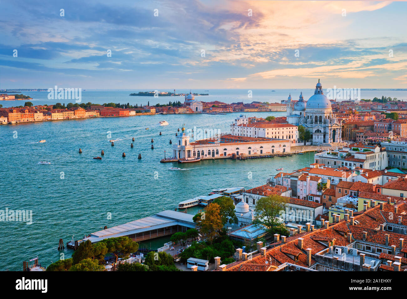 Blick auf die Lagune von Venedig und Santa Maria della Salute Kirche. Venedig, Italien Stockfoto
