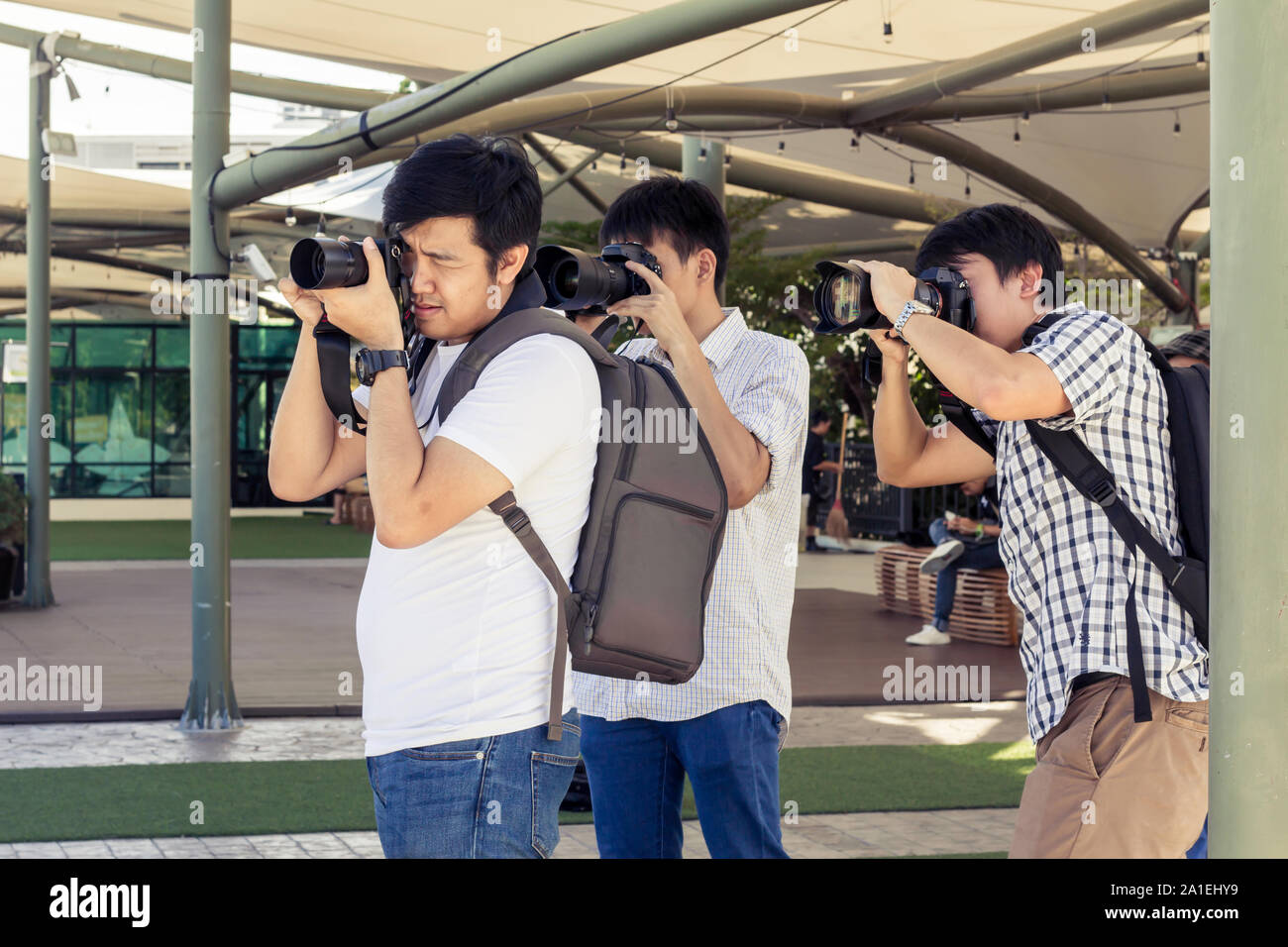 Männliche Touristen Aufnehmen von Bildern mit der Kamera unterwegs. Ausflüge sind fotografierte Landschaften in Thailand. Sind eine Gruppe von Männern steht noch auf. Stockfoto