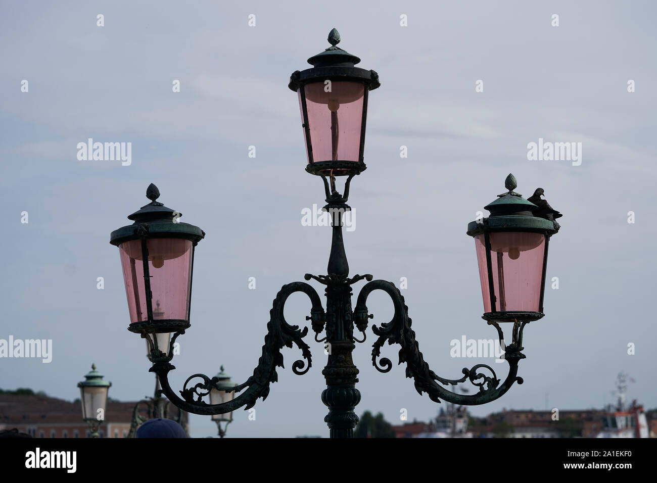 Alte Lampe mit drei Armen Stockfoto