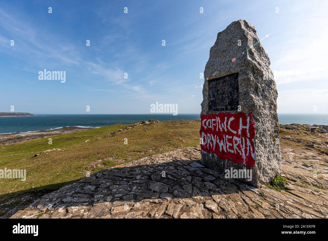 Marker Stein auf eynon Point mit Walisische nationalistischen Graffiti. Port Eynon, Gower, AONB, Swansea, Wales, Halbinsel Gower, Stockfoto