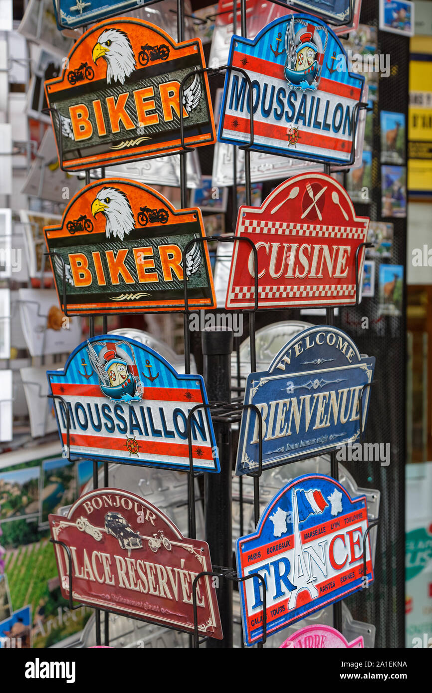 LES VANS, Frankreich, 21. SEPTEMBER 2019: Lustige Autokennzeichen für  Verkauf in einem Geschenke Shop der touristischen Dorf Stockfotografie -  Alamy