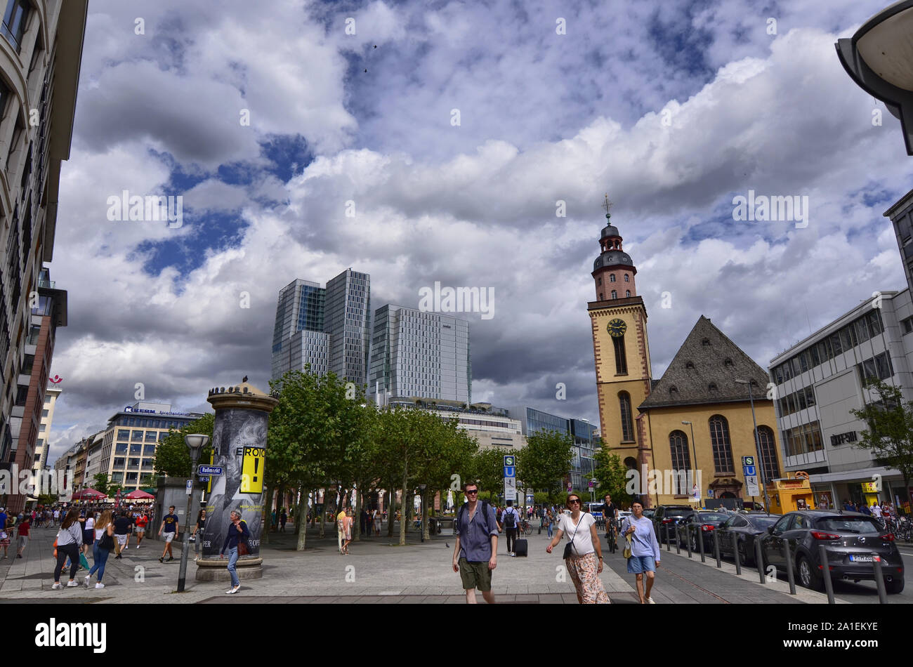 Frankfurt am Main, Deutschland, August 2019. Der Platz mit Blick auf die Kirche St. Katharina. Hier fließt die Zeil, die Einkaufs- und gesellschaftlichen Leben der Stadt. Stockfoto