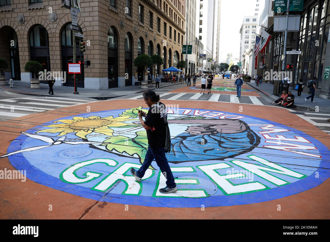 (190926) - SAN FRANCISCO, Sept. 26, 2019 (Xinhua) - die Menschen hinter den Boden Gemälde themed zum Umweltschutz bei Montgomery Street in San Francisco, USA, Sept. 25, 2019. Insgesamt 13 Boden Gemälde themed zum Umweltschutz wurden am Mittwoch in San Francisco erstellt für die Reduzierung der Nutzung fossiler Brennstoffe, sowie Investitionen in grüne Energie zu nennen. (Foto von Xinhua/Li Jianguo) Stockfoto