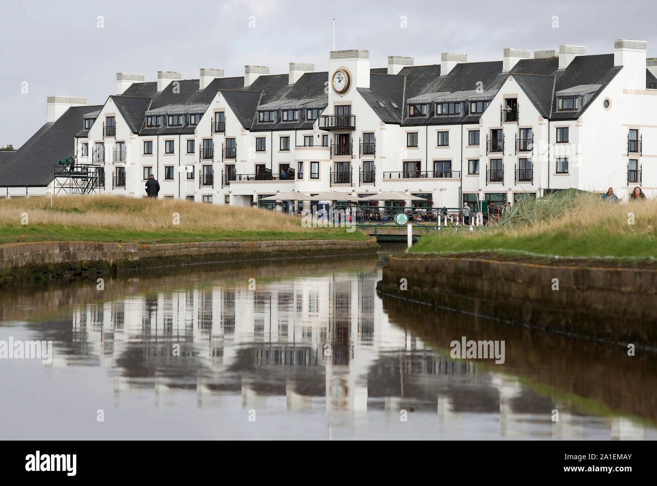 Eine allgemeine Ansicht des Klubhauses während des Tages eine der Alfred Dunhill Links Championship bei Carnoustie Golf Links. Stockfoto