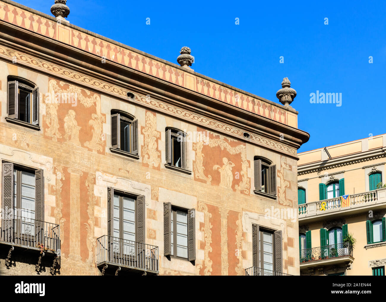 Fassade, Architektur und Fassade eines historischen Gebäude im Zentrum der Stadt, Barcelona, Katalonien, Spanien Stockfoto