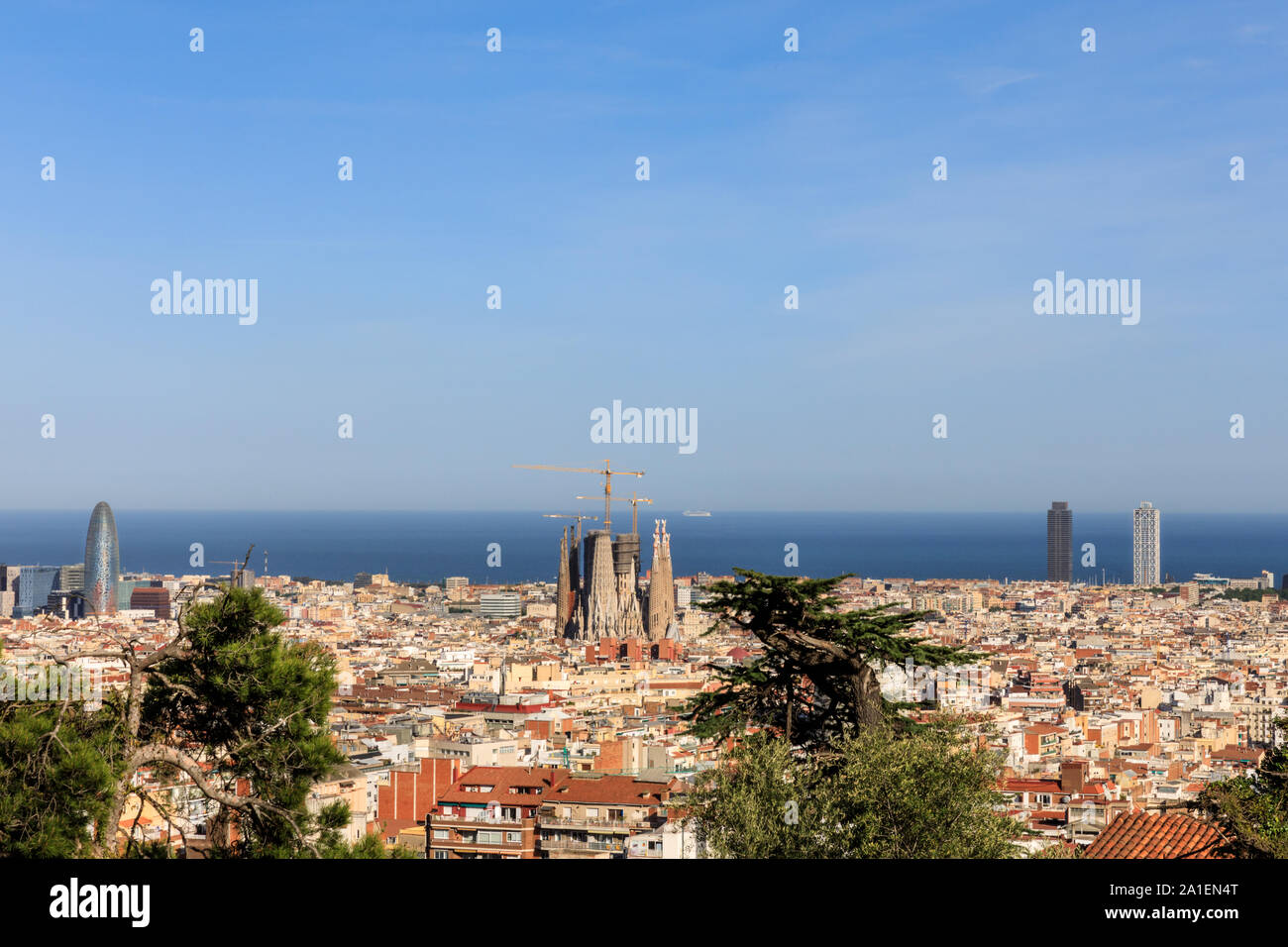 Hohe anzeigen Weitwinkel Panorama von Barcelona von oben zur Sagrada Familia und das Meer, Katalonien, Spanien Stockfoto
