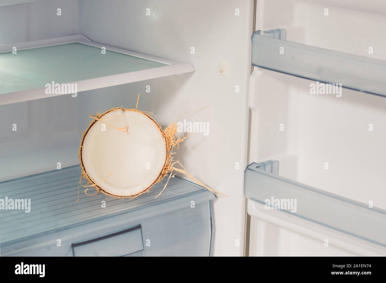 Kokosnuss im Kühlschrank. Die Vorteile der Kokosnuss Wasser Konzept. Stockfoto