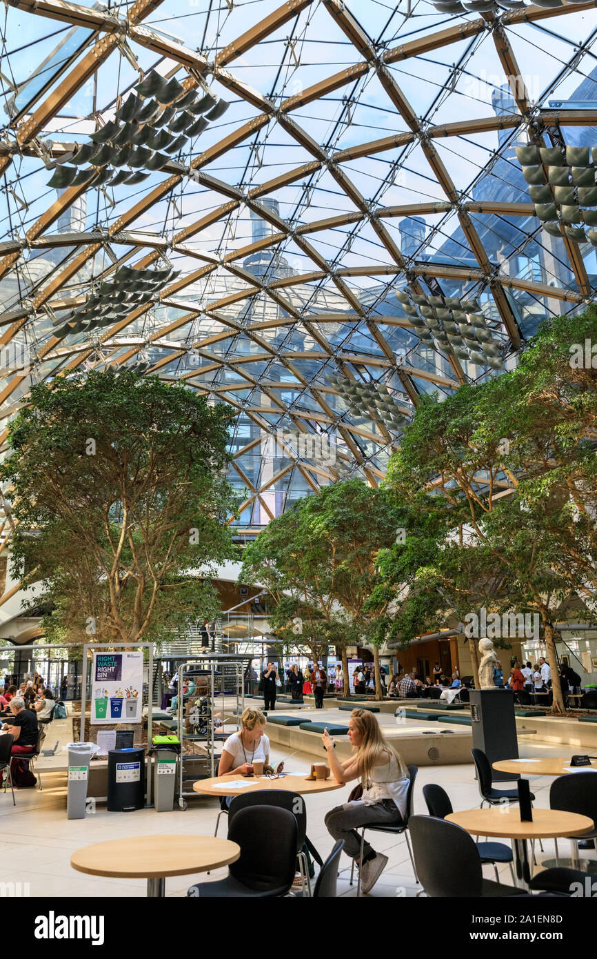 Innenansicht, Hof- und Glaskonstruktion Dach von Portcullis House von Hopkins Architekten, Teil der Parlamentarischen Immobilien in Westminster, London, Stockfoto