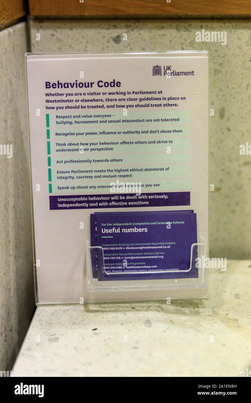 Verhalten Code für Besucher und Mitarbeiter des britischen Parlaments, gedruckte Broschüre auf Anzeige, London, UK Stockfoto