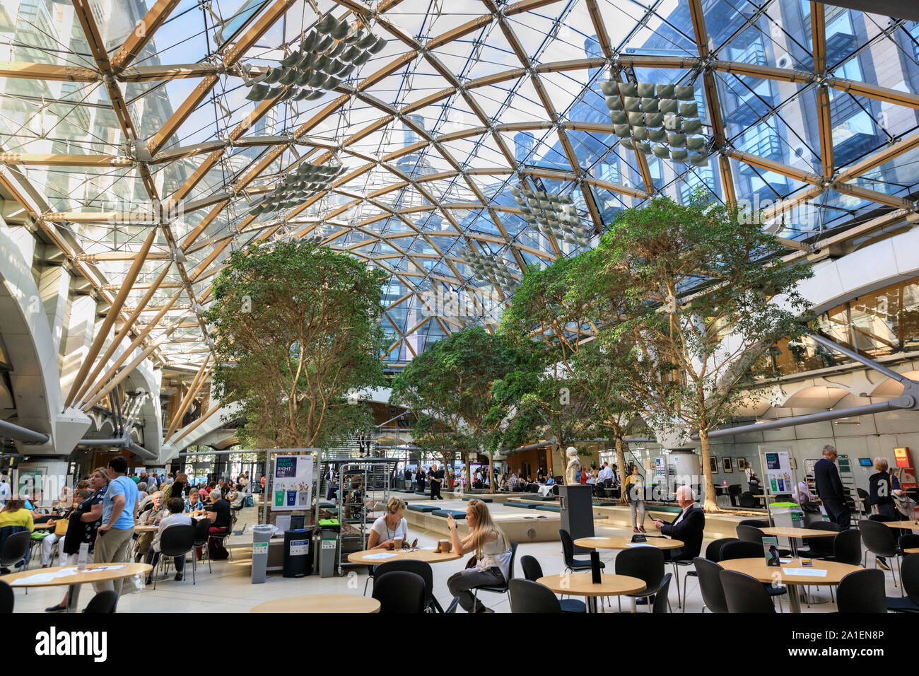 Innenansicht, Hof- und Glaskonstruktion Dach von Portcullis House von Hopkins Architekten, Teil der Parlamentarischen Immobilien in Westminster, London, Stockfoto