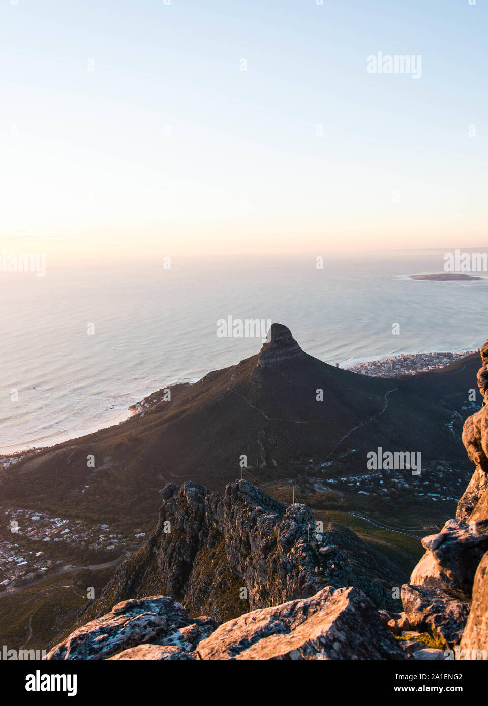 Lion's Head Mountain Blick vom Tafelberg bei Sonnenuntergang in Kapstadt, Südafrika Stockfoto