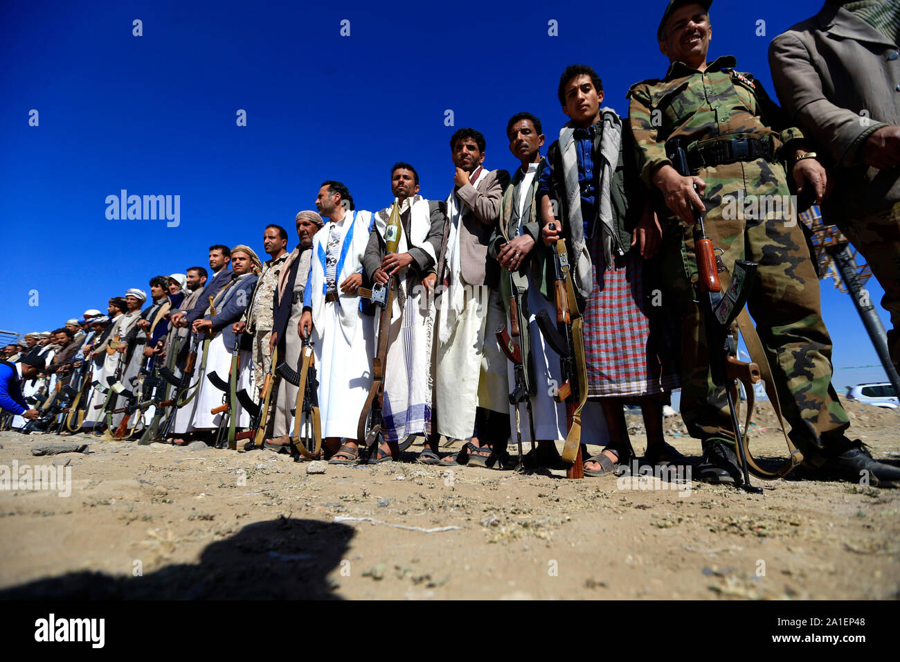 Bewaffnete jemenitischen Männer halten ihre Waffen, wie sie in der Hauptstadt Sanaa versammelt, um ihre Unterstützung der schiitischen Huthi Bewegung gegen das Saudi-LED-Inter Stockfoto