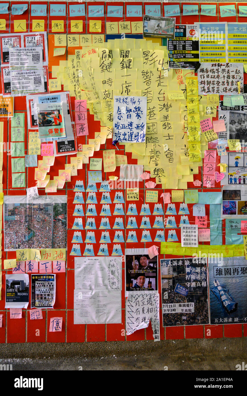 Tai Po Markt Hong Kong. 26. September 2019. Eine unterirdische Passage mit anti Auslieferung und pro Demokratie Poster in Hongkong. Dies ist einer von vielen Orten, hat Lennon Wände mit Postern, Nachrichten und Graffiti, um Hongkong zu finden sind. Stockfoto