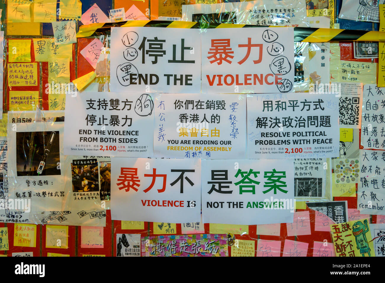 Tai Po Markt Hong Kong. 26. September 2019. Eine unterirdische Passage mit anti Auslieferung und pro Demokratie Poster in Hongkong. Dies ist einer von vielen Orten, hat Lennon Wände mit Postern, Nachrichten und Graffiti, um Hongkong zu finden sind. Stockfoto