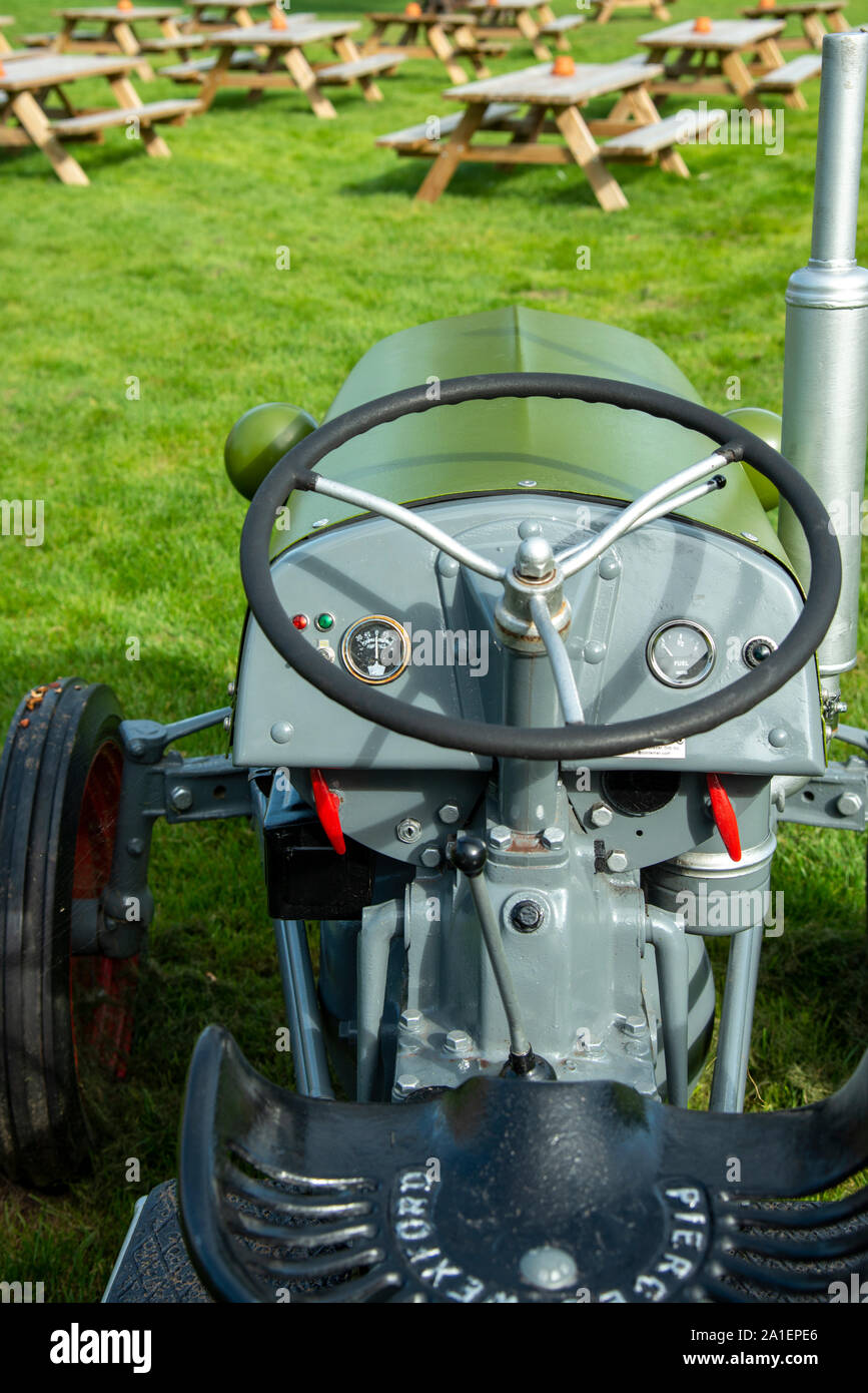 Oldtimer Traktor im herbstlichen englische Landschaft Stockfoto