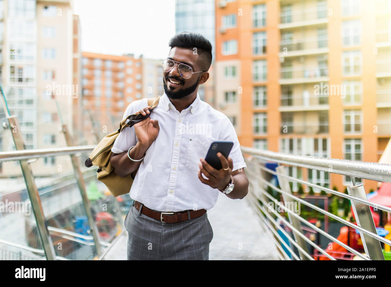 Kopieren Sie Raum für den Inhalt der Werbung oder SMS-Nachrichten, smart Teenager Installation innovativer Software auf digitale Smartphone mit Kaffee zum Mitnehmen ein Stockfoto