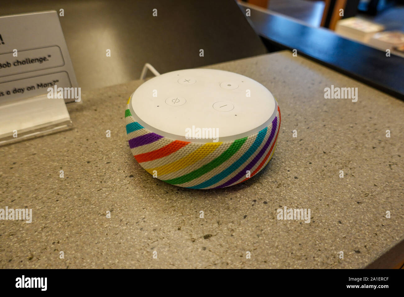 Seattle, WA/USA -6/15/19: Ein Regenbogen farbig, Amazon Echo Dot Alexa, ist ein virtueller Assistent von Amazon bei Lab 126 entwickelt. Stockfoto